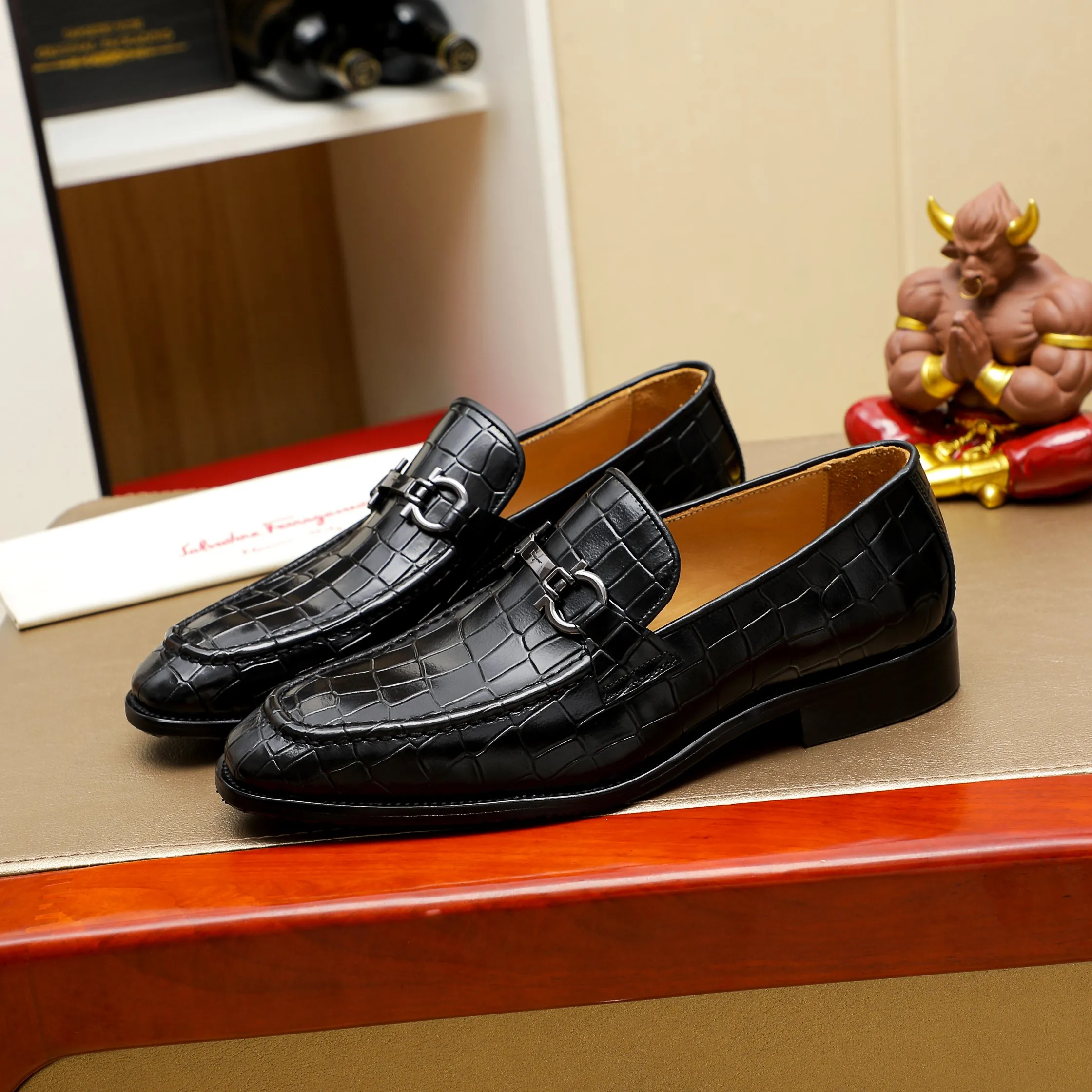 Men's shoes 💰460 🕷🕷🐂【Ferragamo】Ferragamo Popular fashion leather shoes🇨🇳Official website counter 1:1 production, original mold opening💯Good quality can be seen, imported high-end first-layer waxed calfskin, water-dyed🐂leather lining🌿very clear texture, high-quality waterproof, non-slip and wear-resistant outsole🎋high quality and low price, truly handmade🍓2 colors available! Code number 38-44……(45.46.Customized)